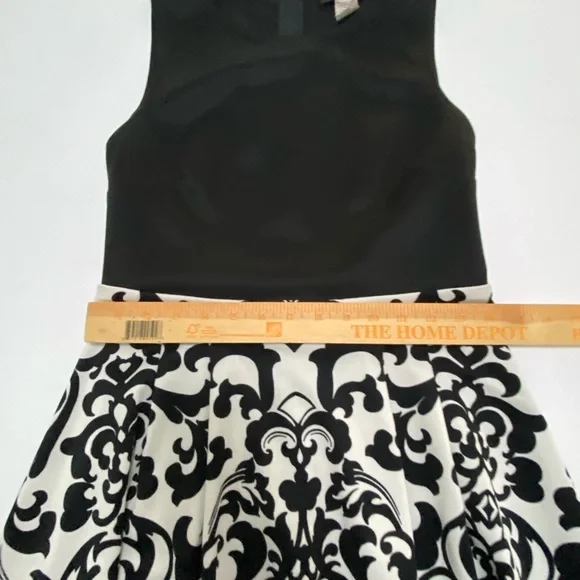B. Darlin sleeveless Black and white zipper dress size 9/10 Junior. - Picture 8 of 9